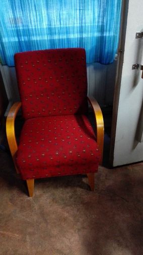 Punainen nojatuoli kuvioilla