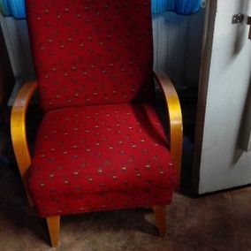Punainen nojatuoli kuvioilla