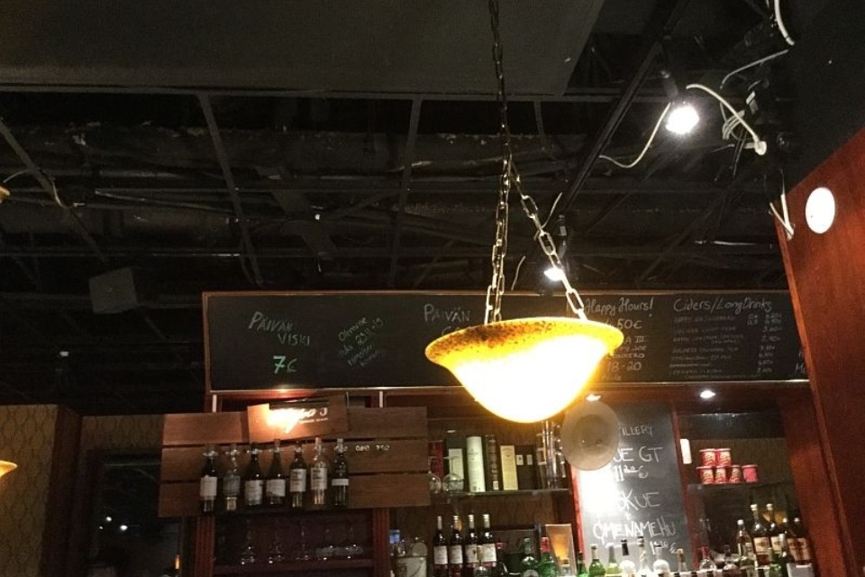 Lamppu baarin katossa